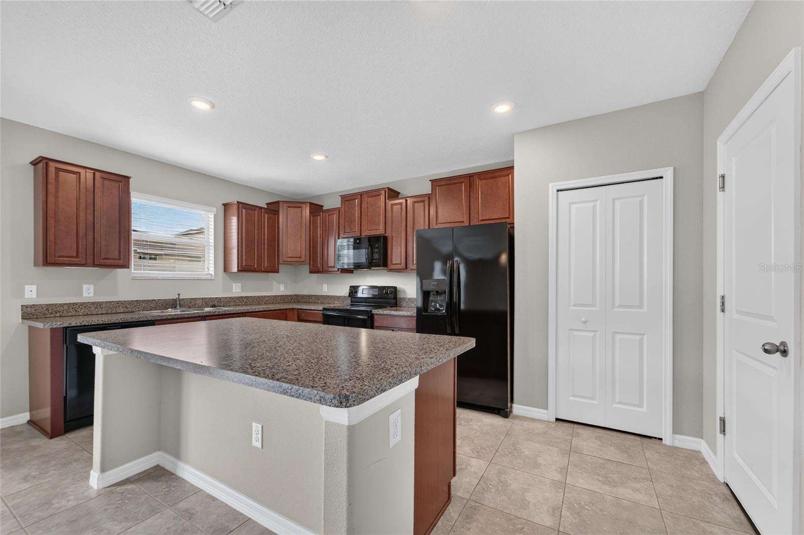 215 ENGLISH HERITAGE PL — photo 2