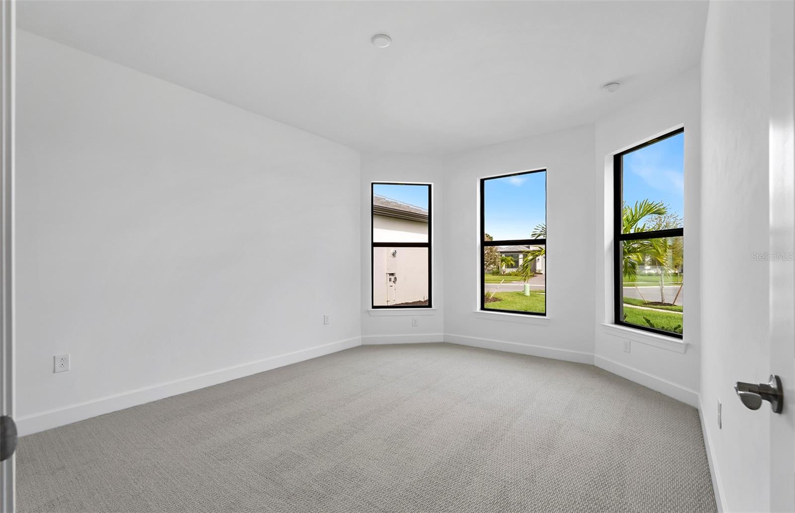 1565 RIDGEMORE ST — photo 13