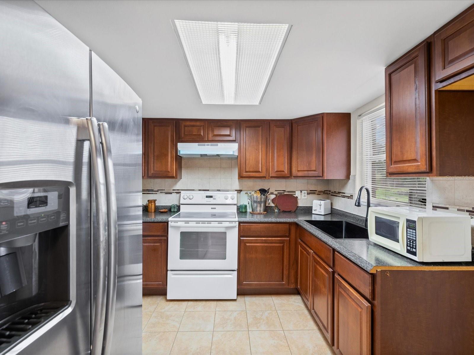 1023 VIKING DR — photo 3