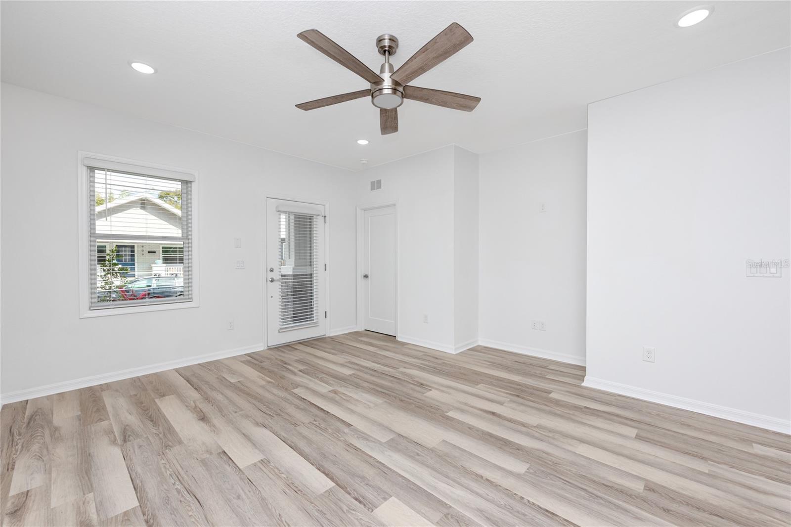 915 E 15TH AVE #1 — photo 12