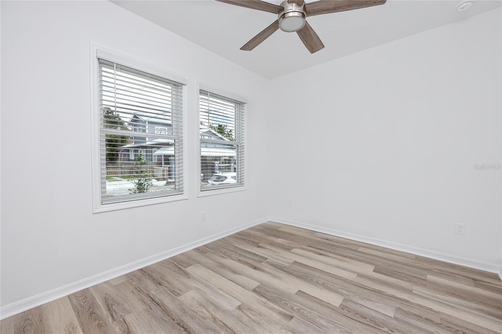 915 E 15TH AVE #1 — photo 35