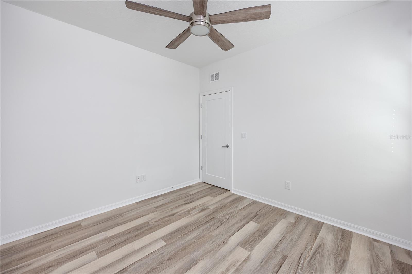 915 E 15TH AVE #1 — photo 34
