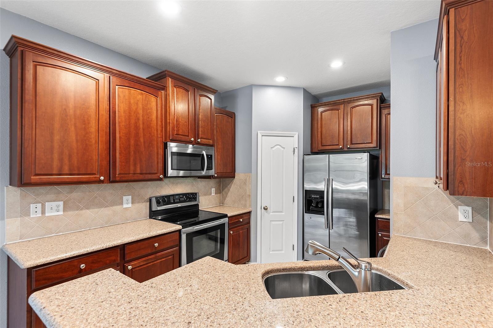 6745 BREEZY PALM DR — photo 3