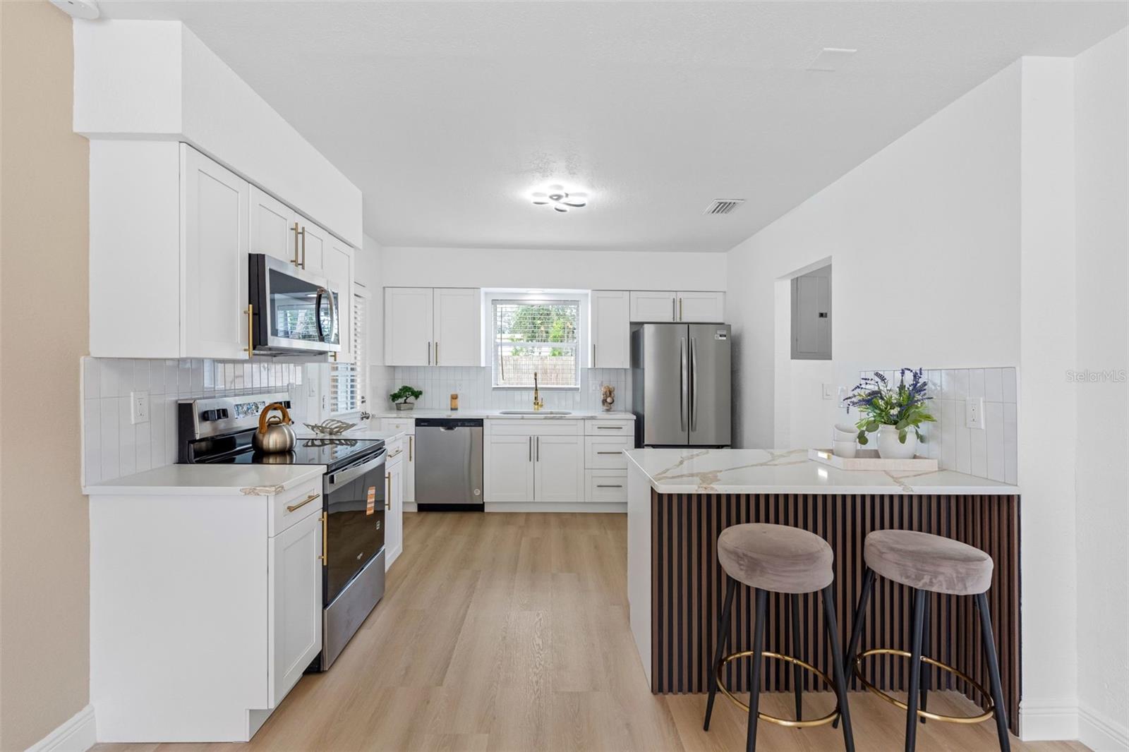 230 BEVERLY BLVD — photo 11