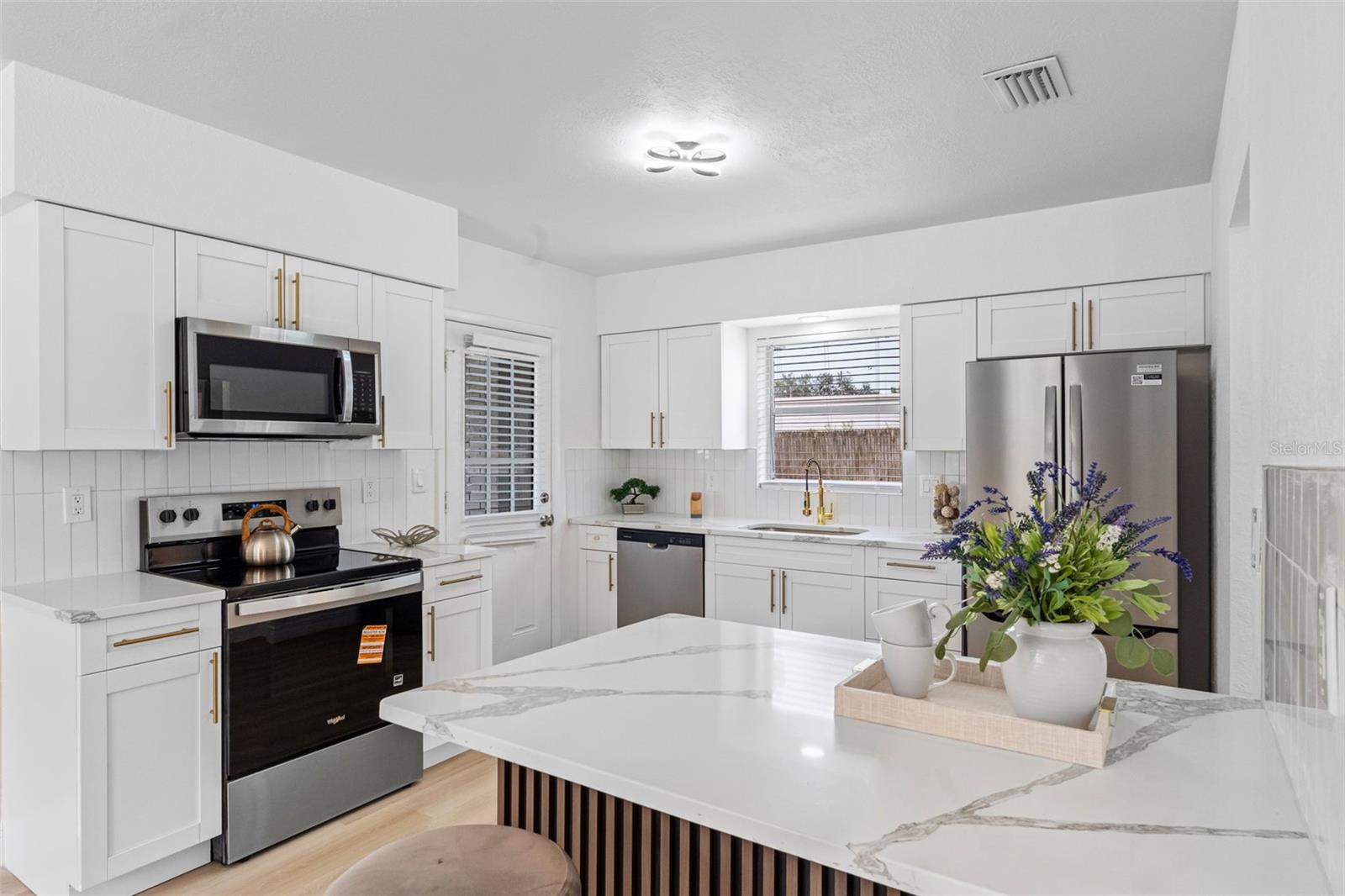 230 BEVERLY BLVD — photo 2
