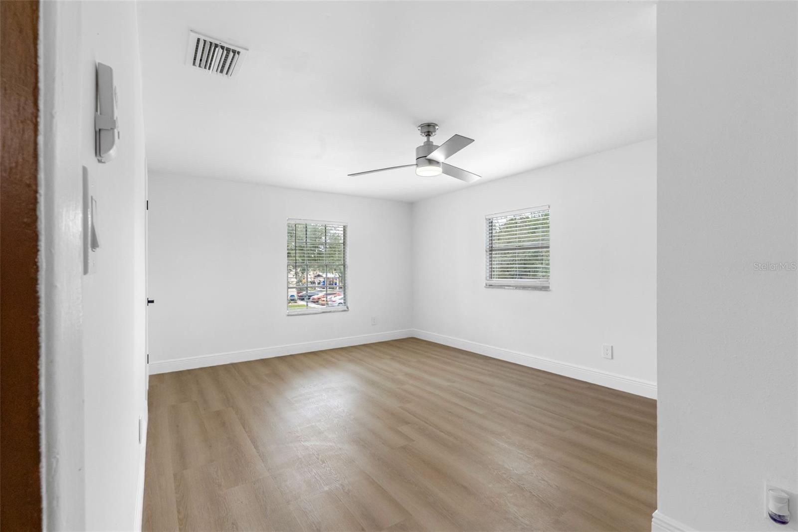 230 BEVERLY BLVD — photo 17