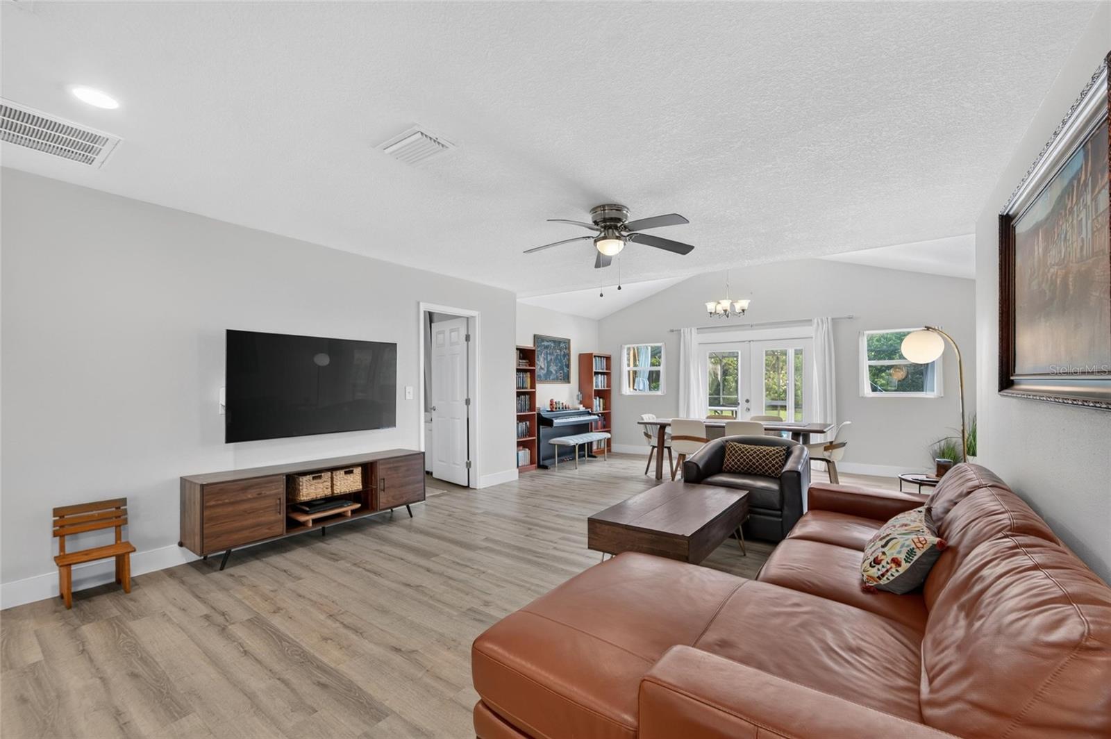 1120 LAKEMONT DR — photo 26
