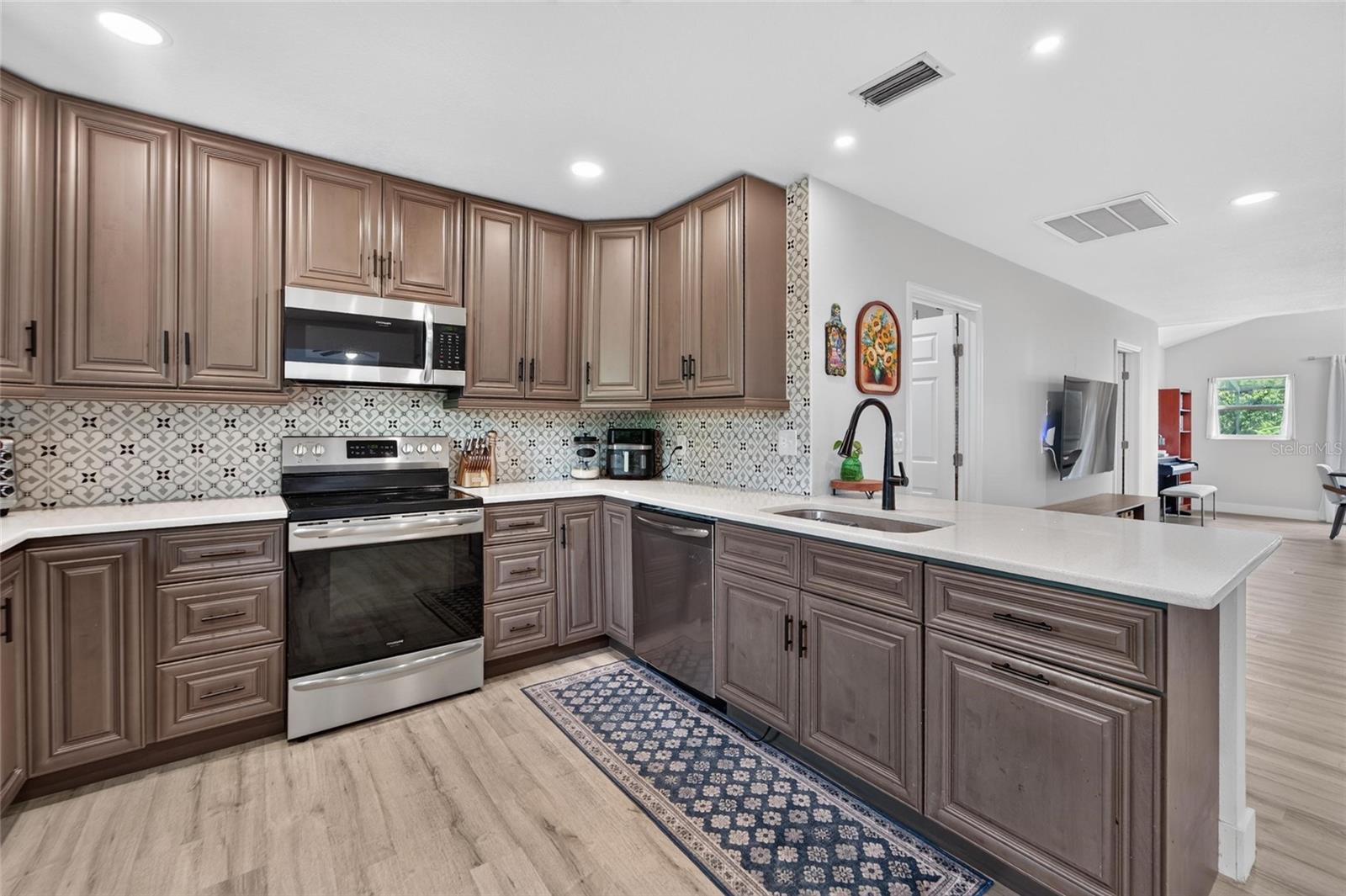 1120 LAKEMONT DR — photo 36