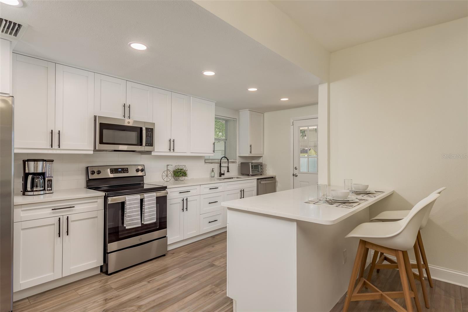 206 W WARREN AVE — photo 10