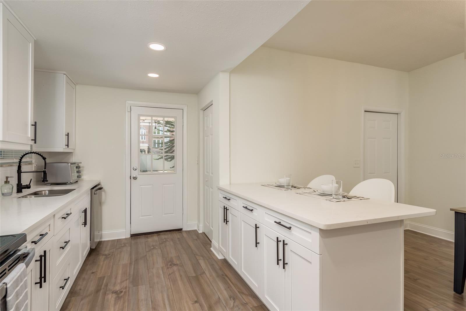206 W WARREN AVE — photo 13