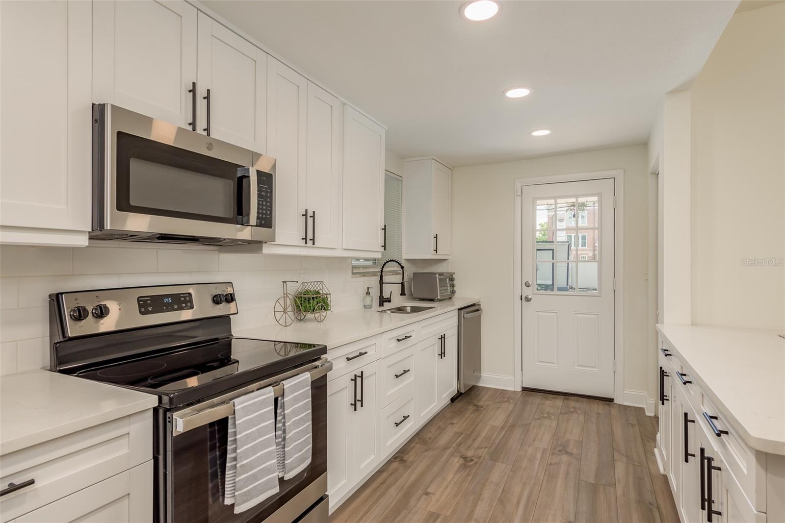 206 W WARREN AVE — photo 11