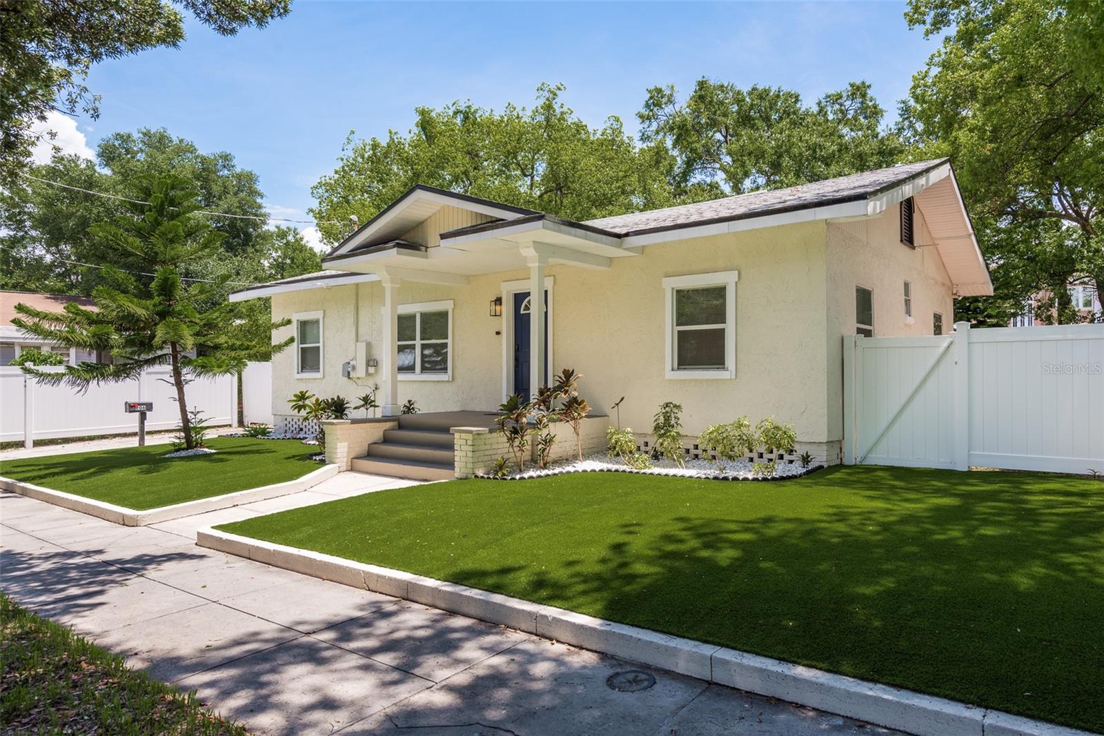 206 W WARREN AVE — photo 2