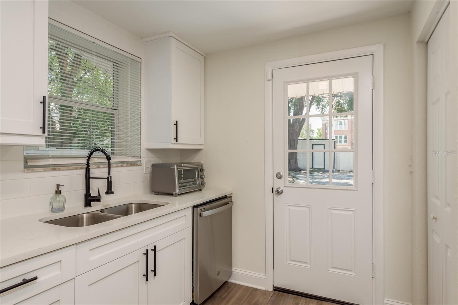 206 W WARREN AVE — photo 12