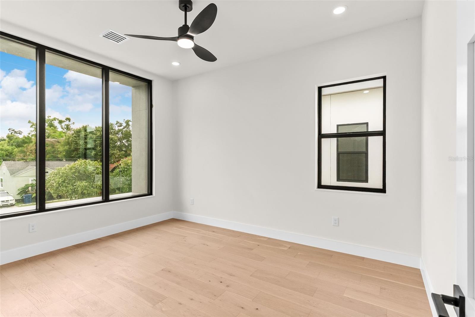 1005 W BRADDOCK ST — photo 37