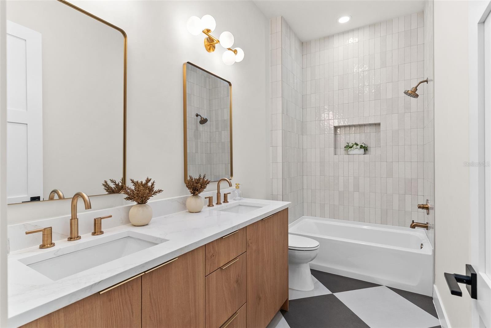 1005 W BRADDOCK ST — photo 39