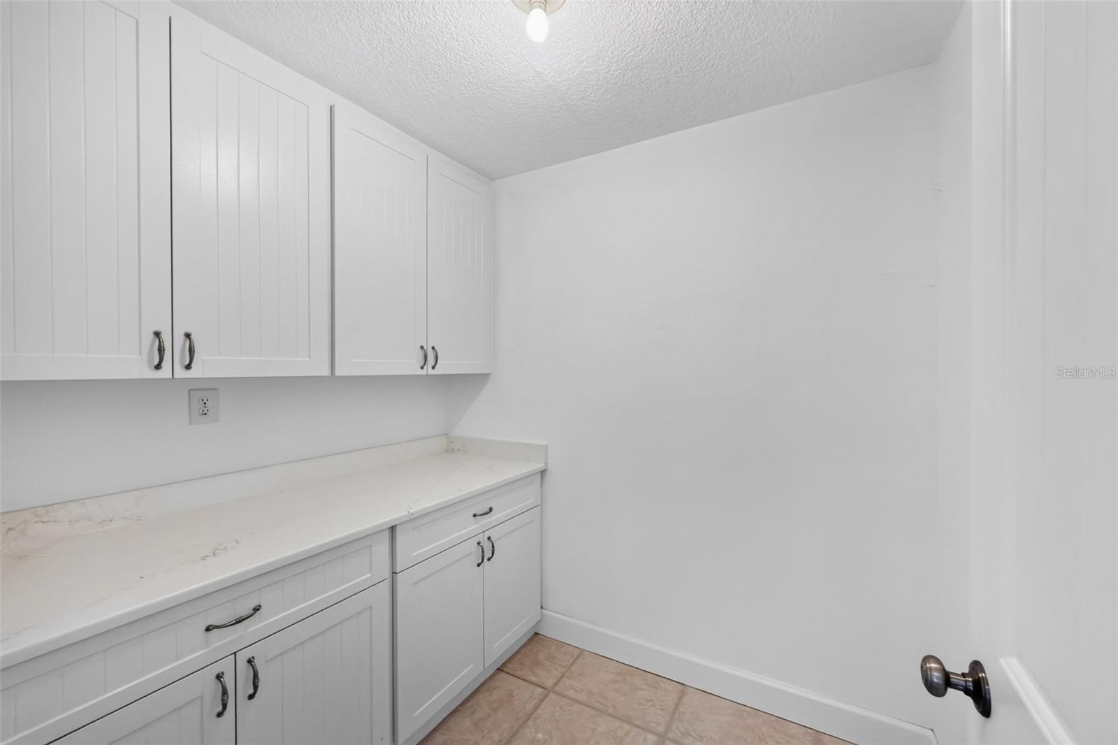 200 S OXFORD DR — photo 25