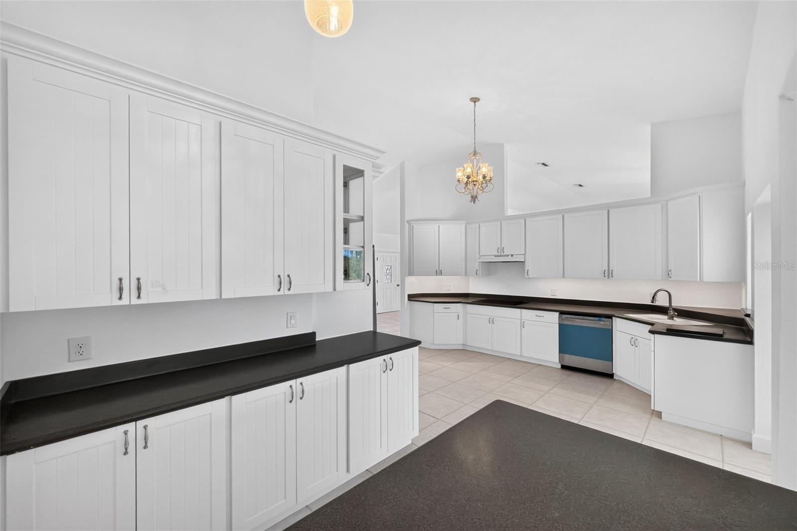 200 S OXFORD DR — photo 21