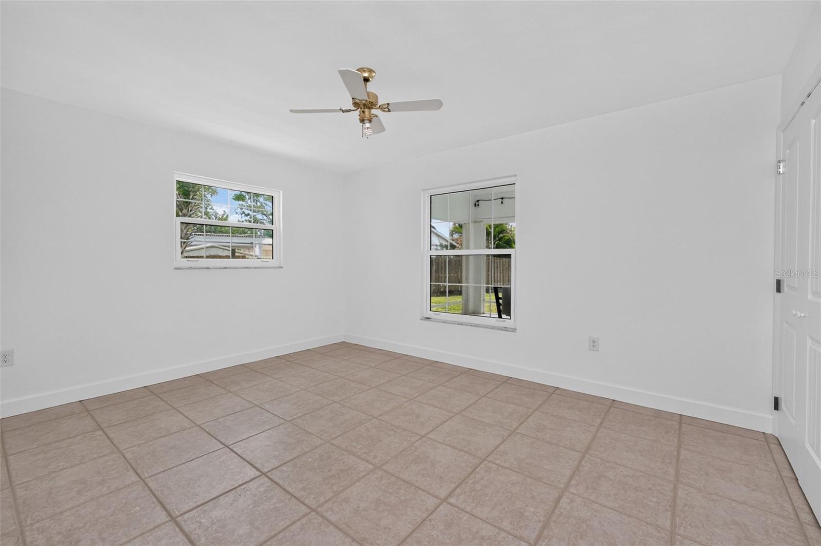 200 S OXFORD DR — photo 42