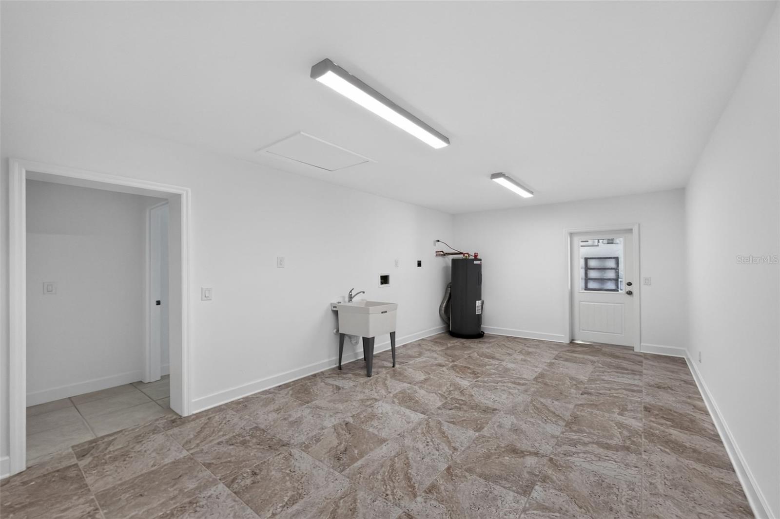 200 S OXFORD DR — photo 49