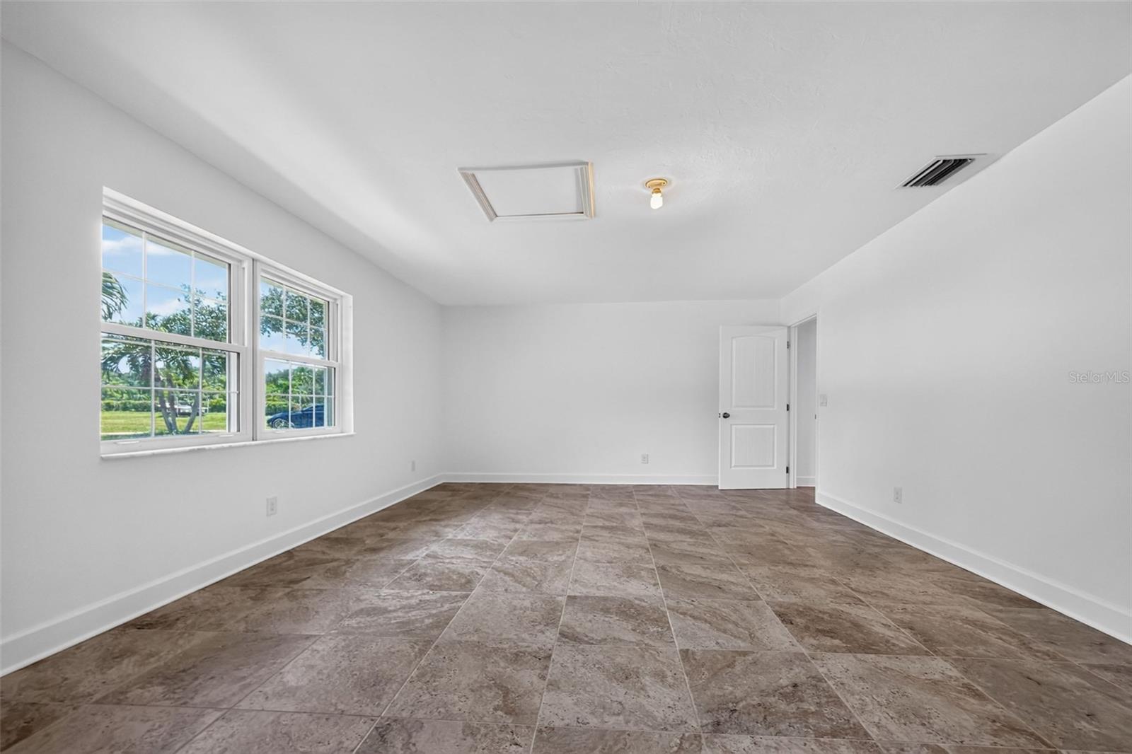 200 S OXFORD DR — photo 48