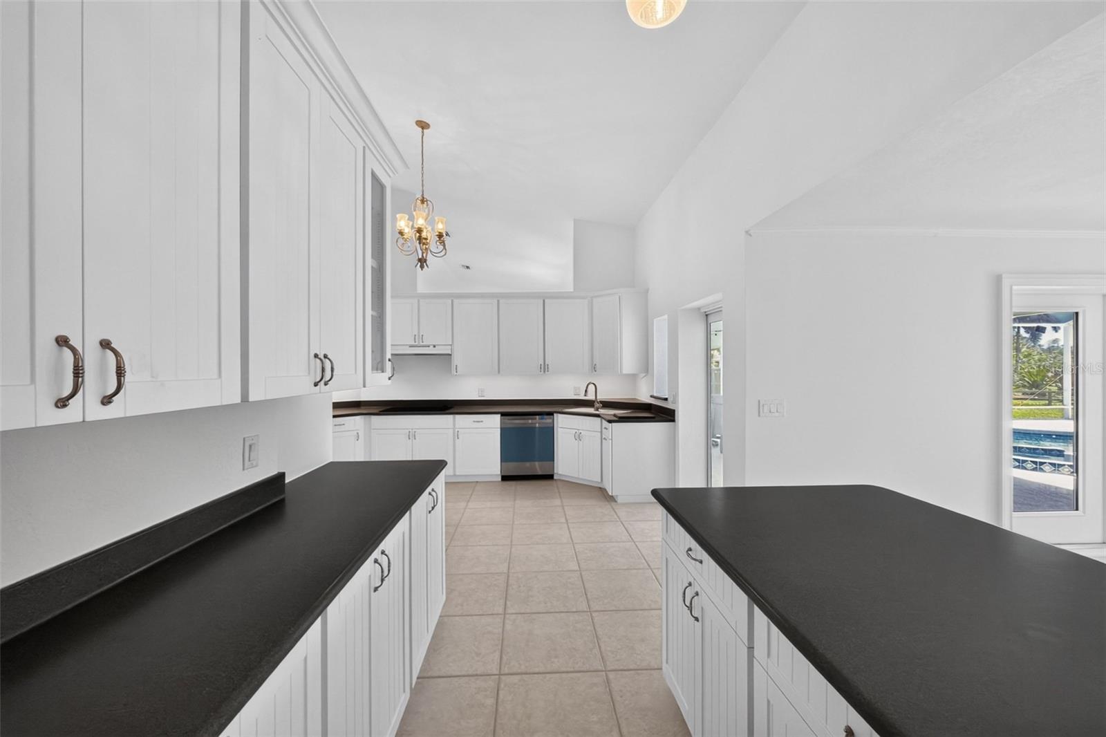 200 S OXFORD DR — photo 19