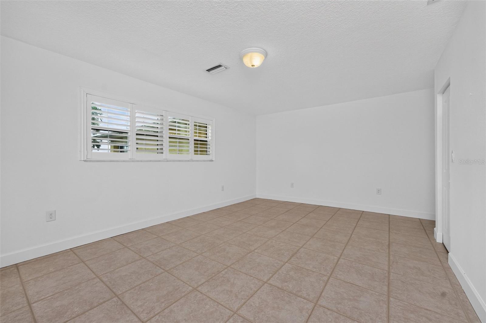 200 S OXFORD DR — photo 38
