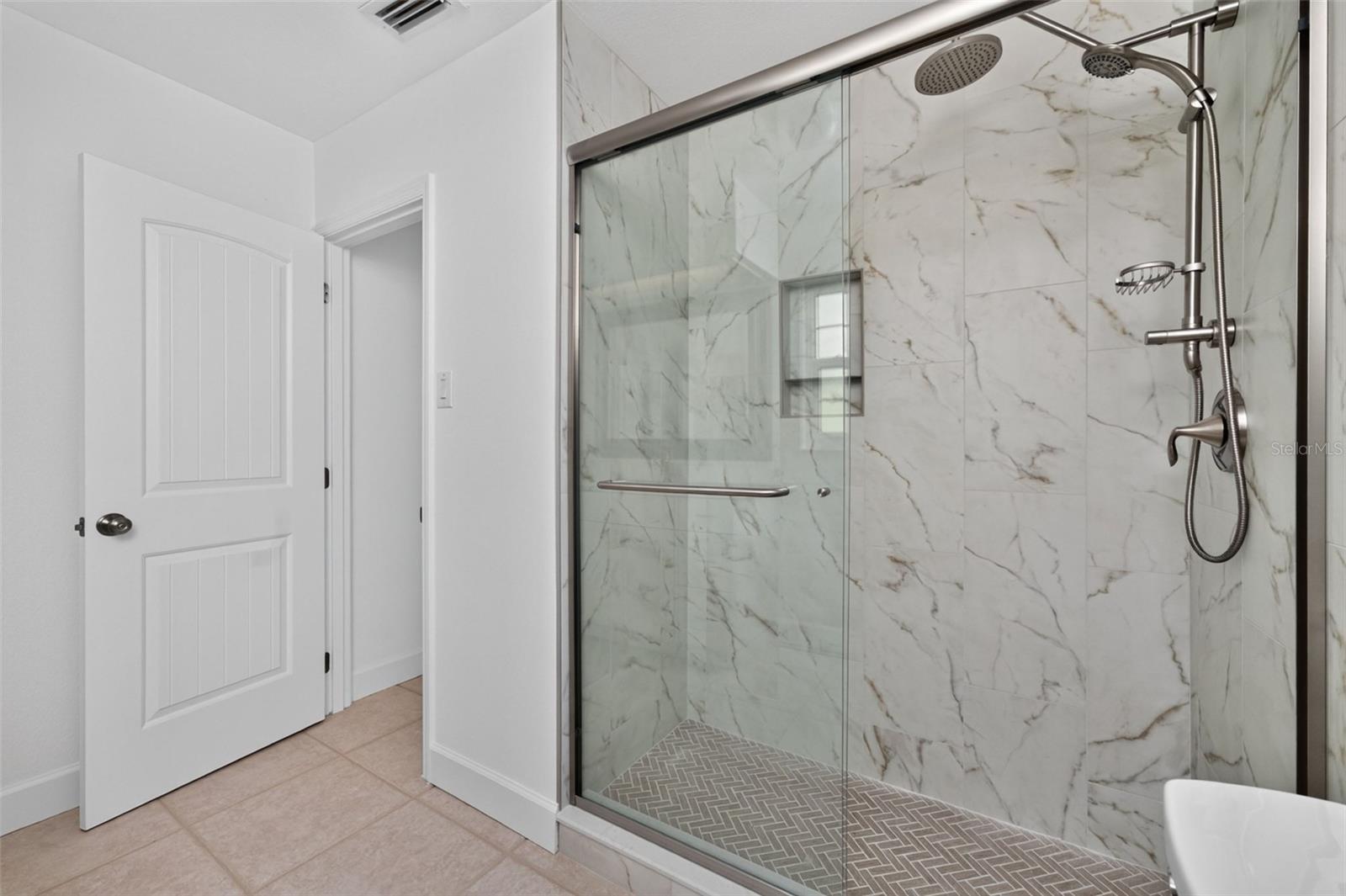 200 S OXFORD DR — photo 40