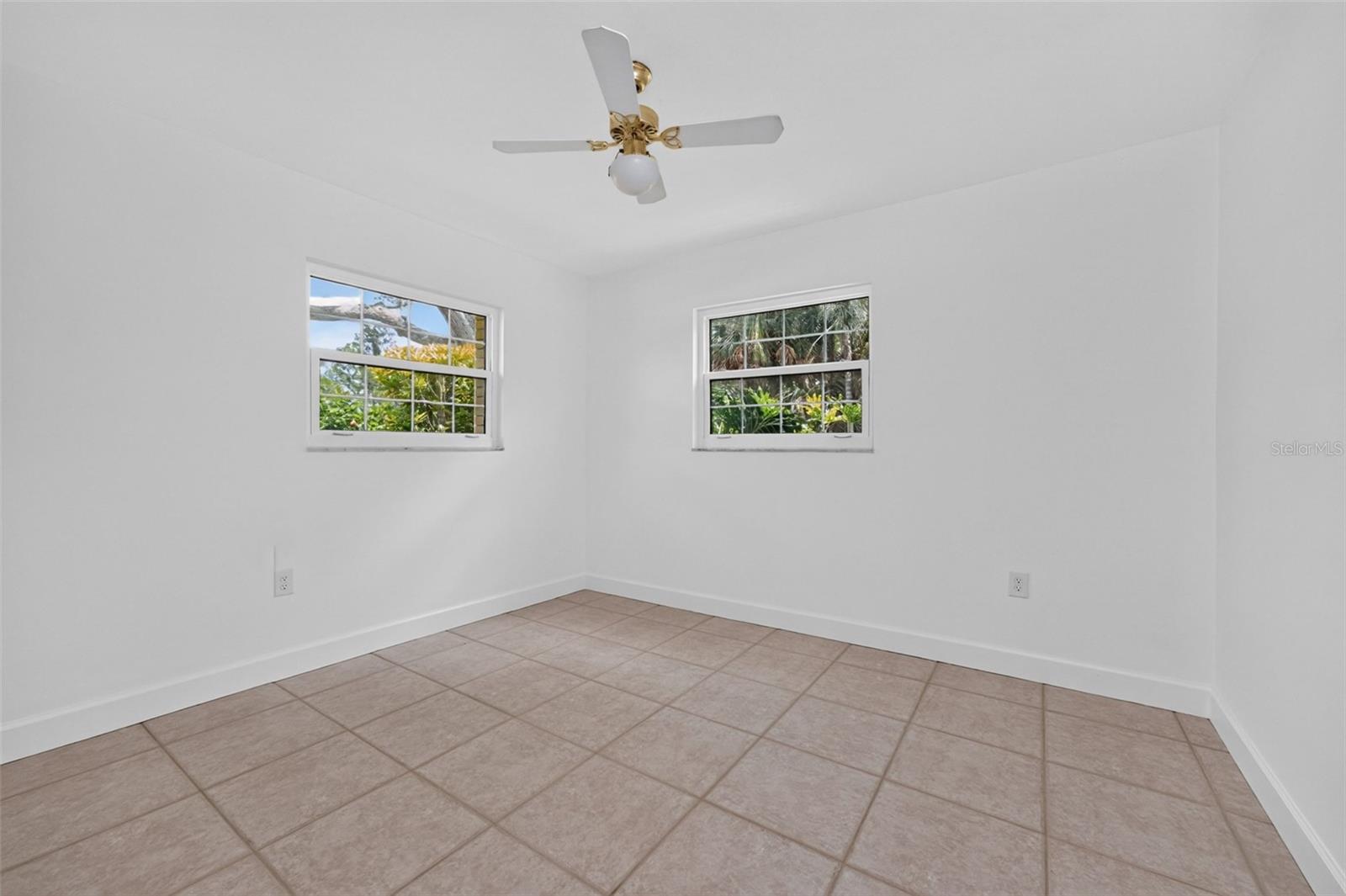 200 S OXFORD DR — photo 36
