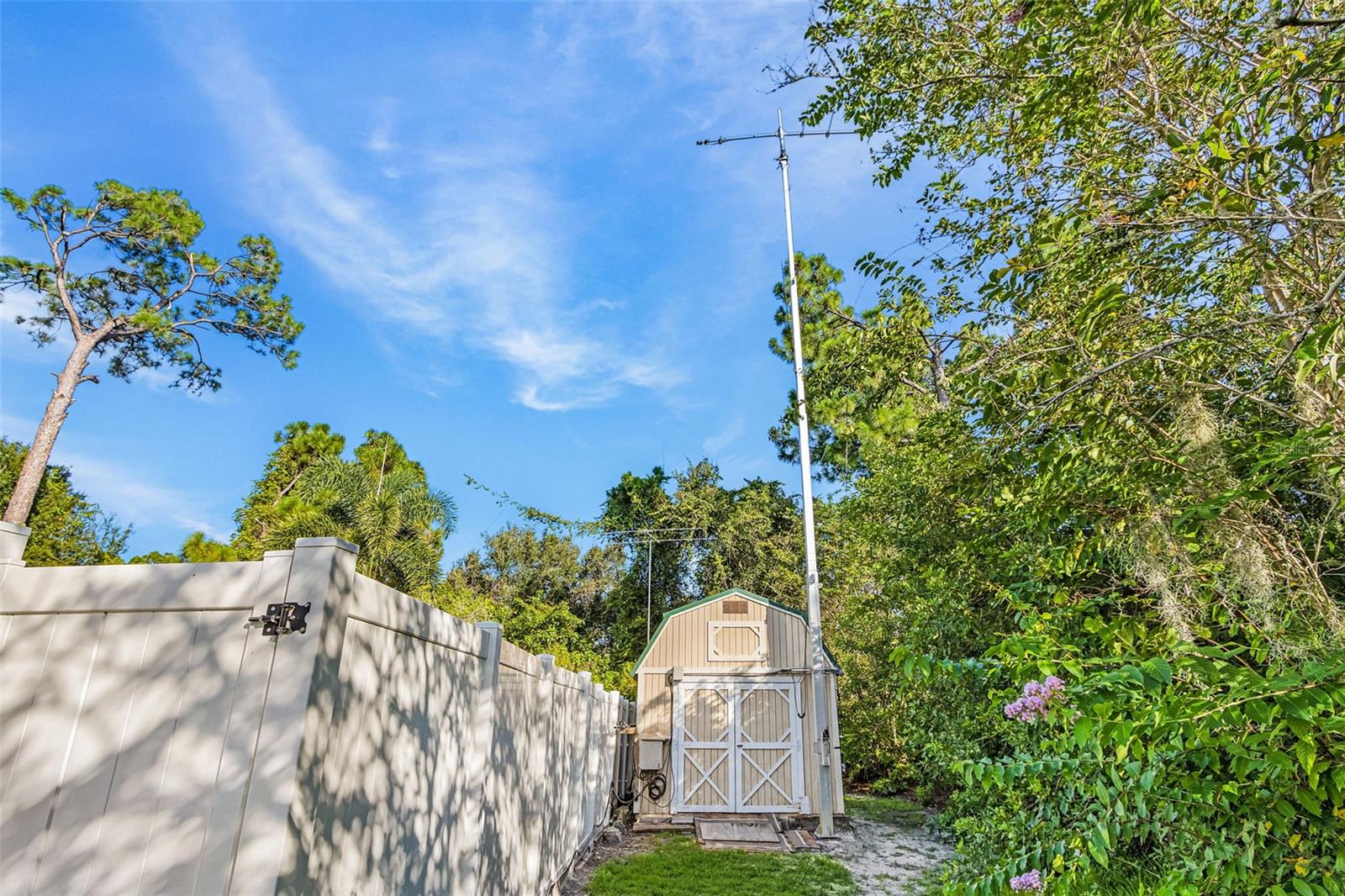 4240 FERNWAY DR — photo 24