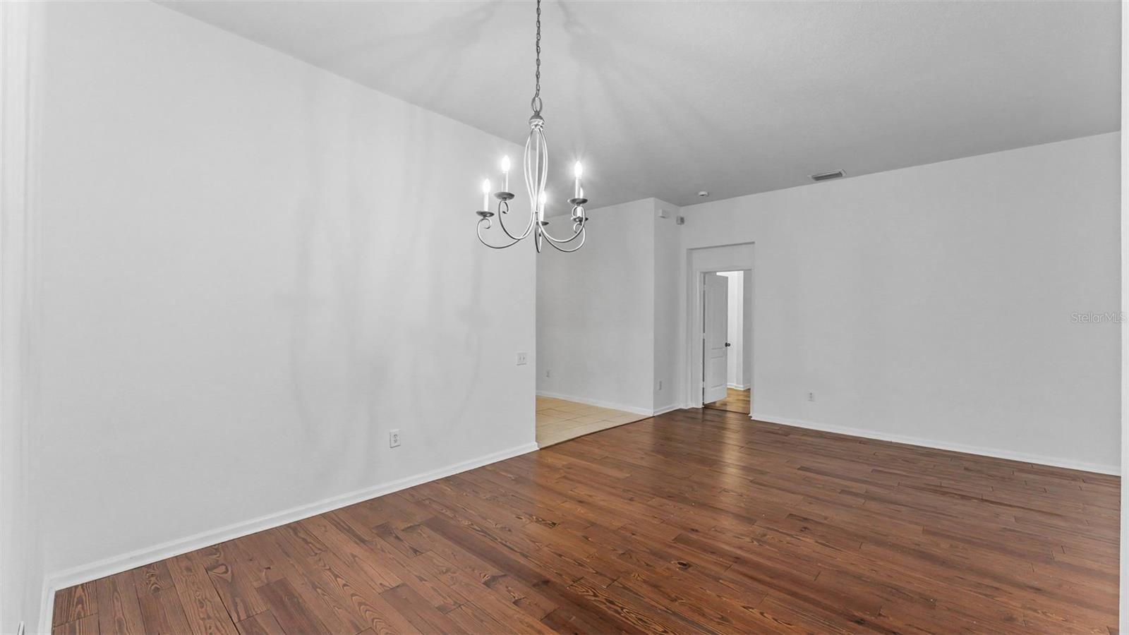 2041 HEARTLAND CIR — photo 19