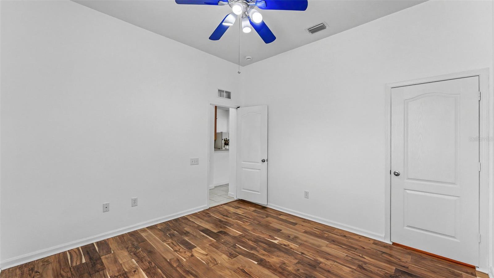 2041 HEARTLAND CIR — photo 30
