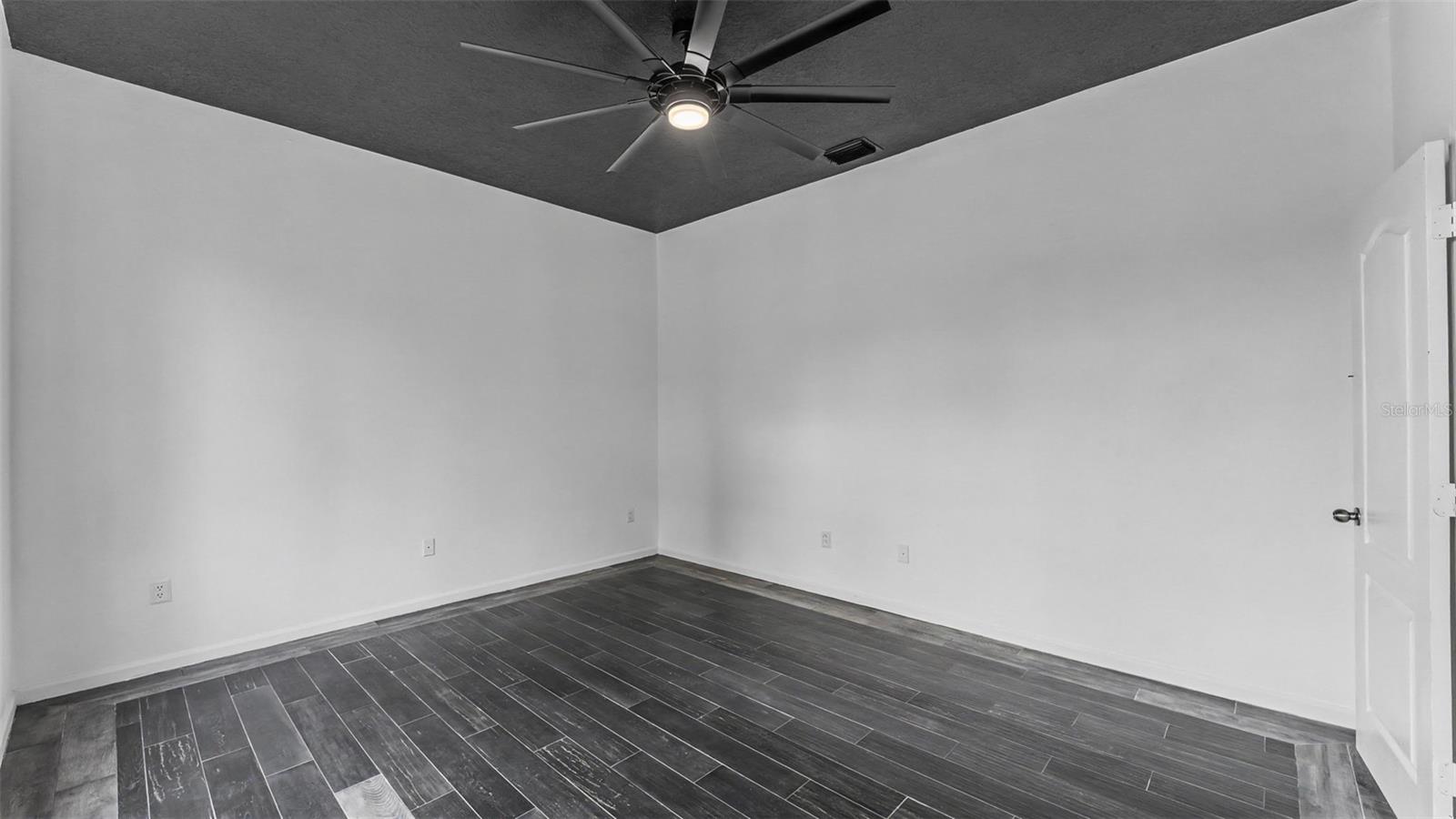 2041 HEARTLAND CIR — photo 36