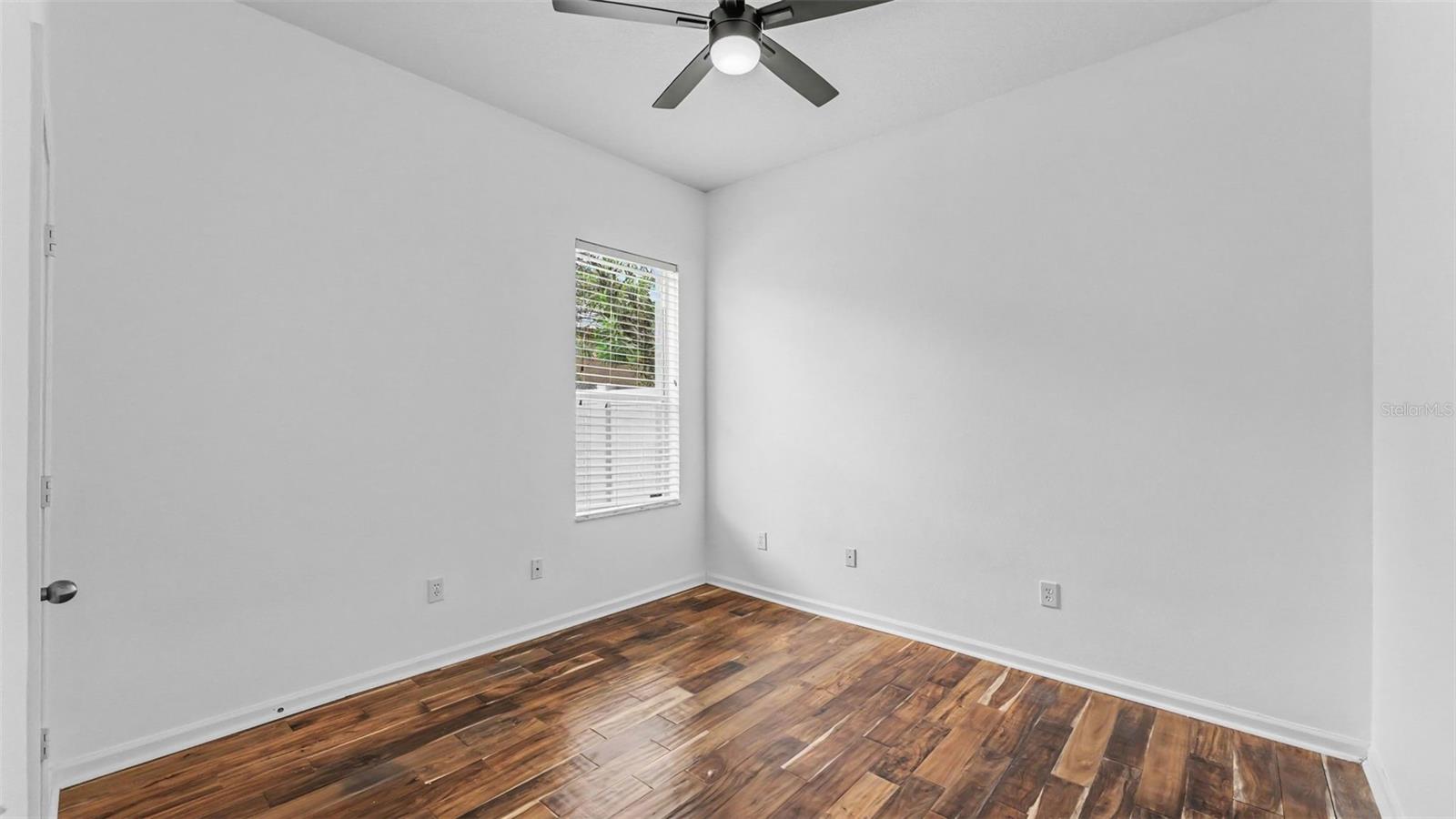 2041 HEARTLAND CIR — photo 33