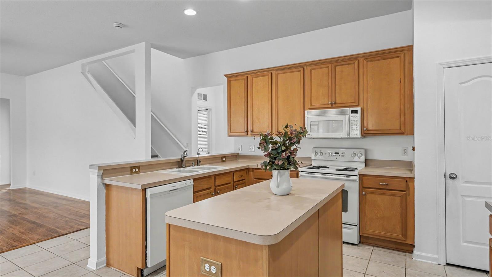 2041 HEARTLAND CIR — photo 23