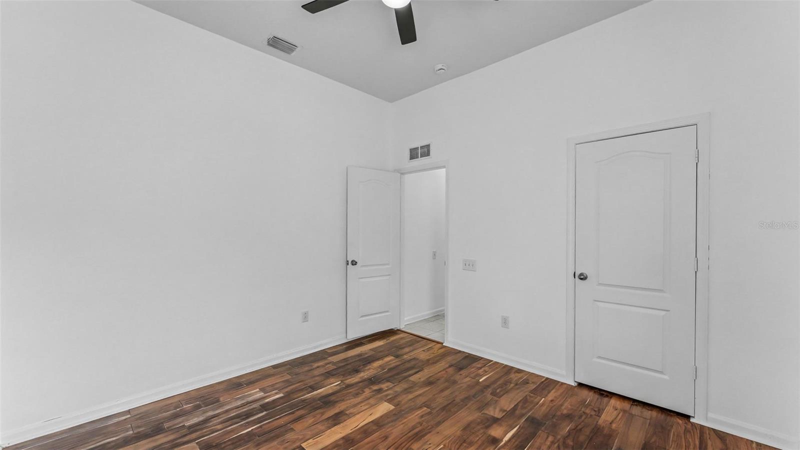 2041 HEARTLAND CIR — photo 34