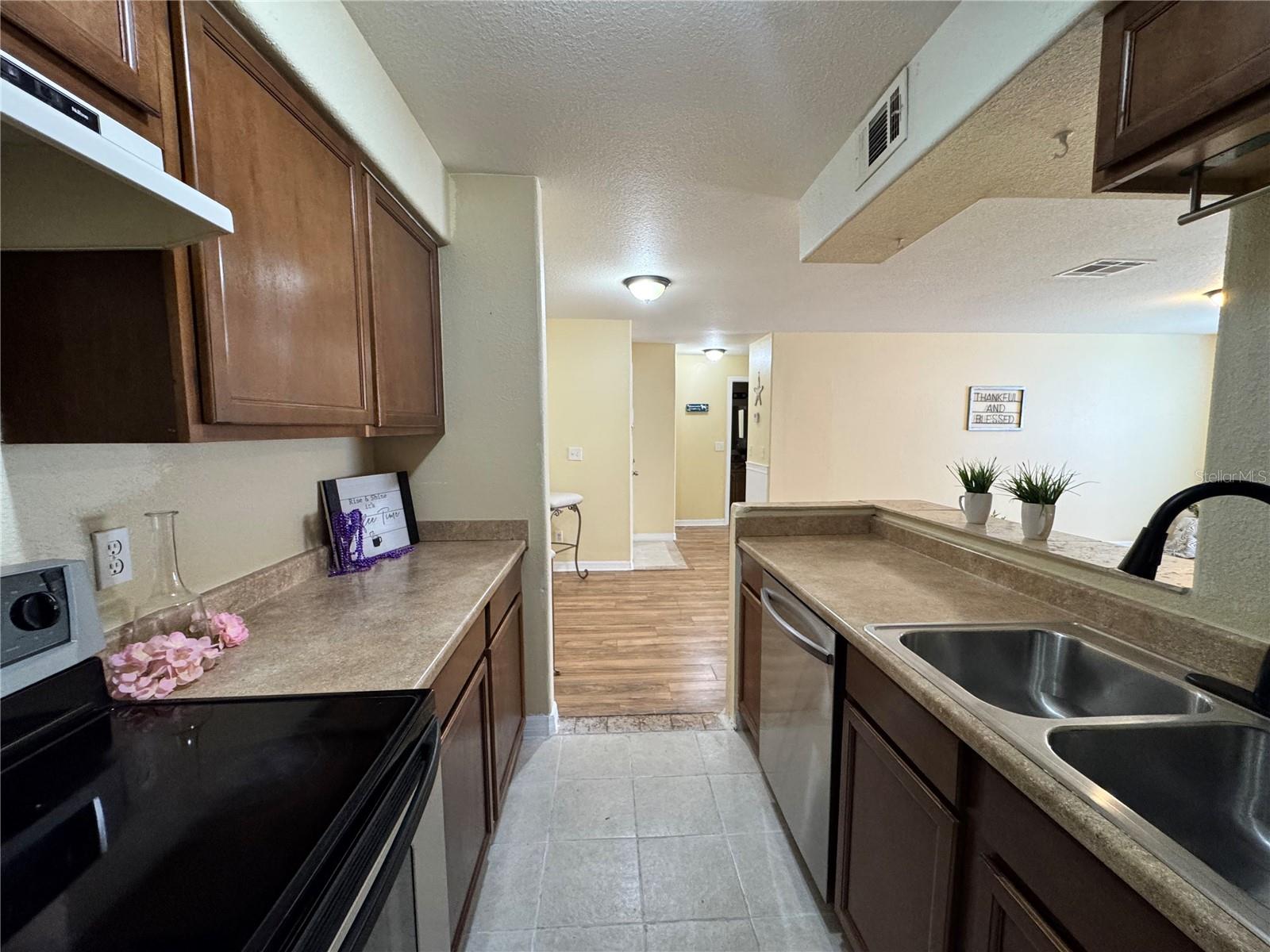 202 RED MAPLE PL #202 — photo 10