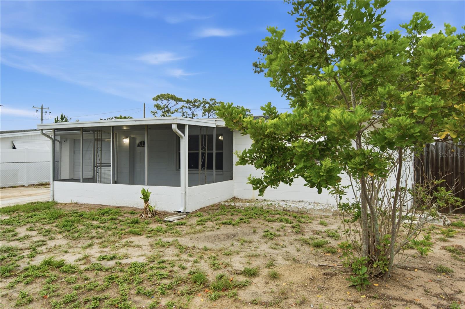 2122 HOLIDAY DRIVE — photo 2