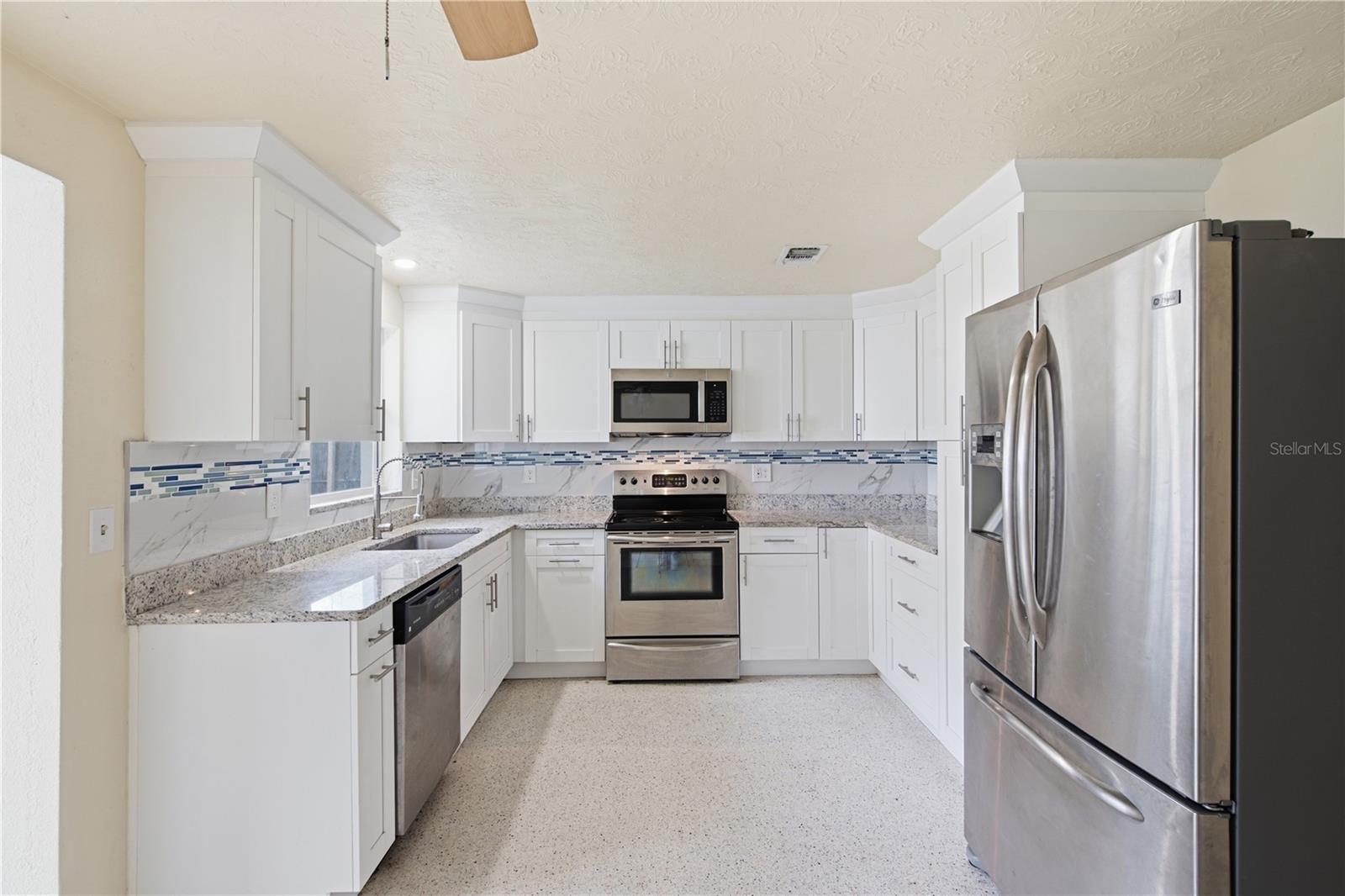 2122 HOLIDAY DRIVE — photo 19