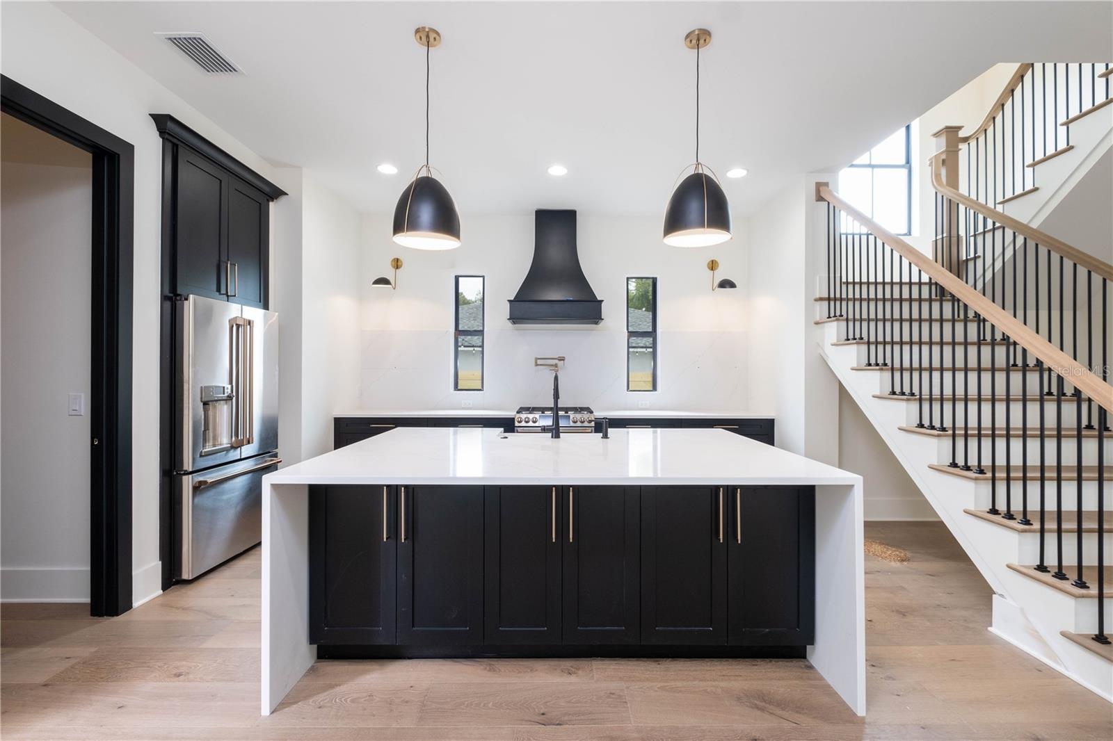 818 W KENTUCKY AVE — photo 2