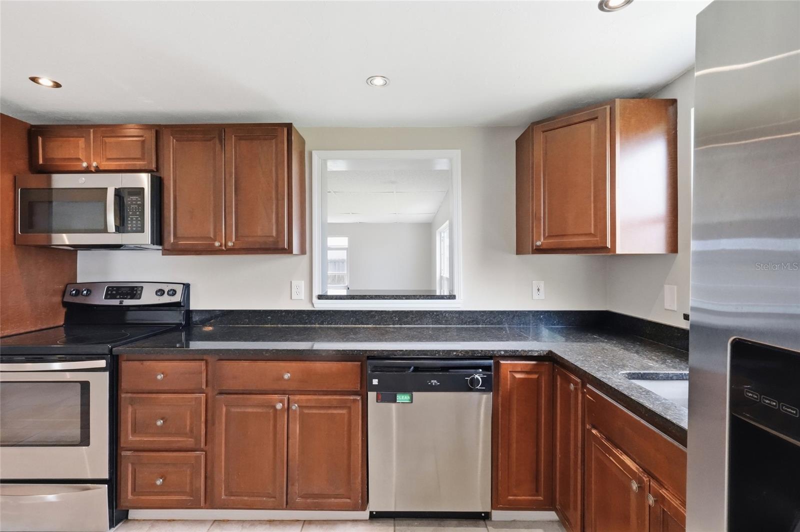 935 EVEREST RD — photo 22
