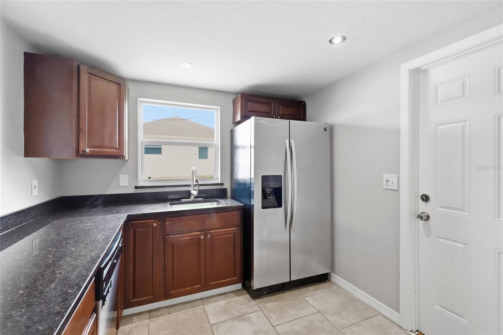 935 EVEREST RD — photo 25