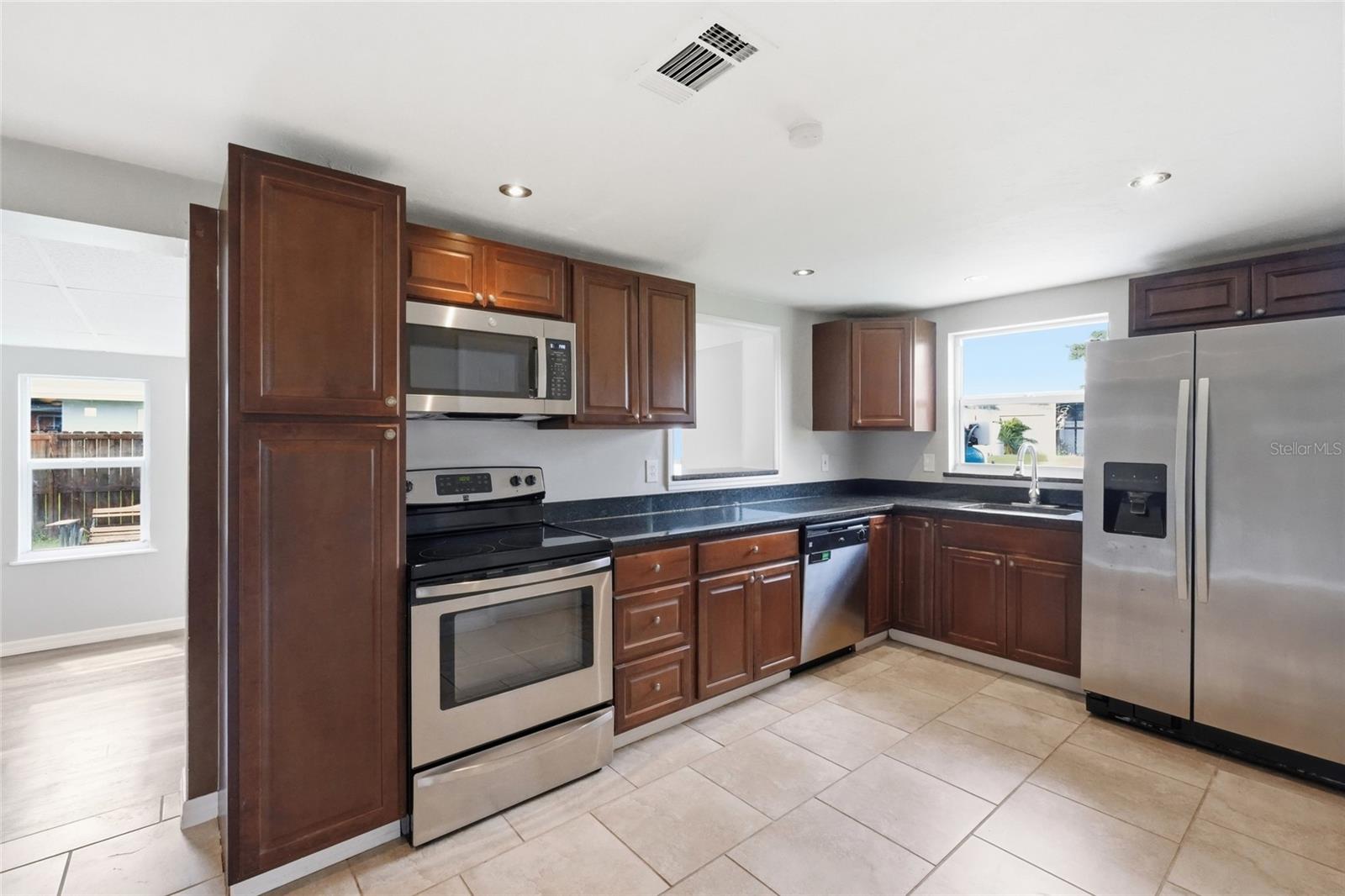 935 EVEREST RD — photo 21