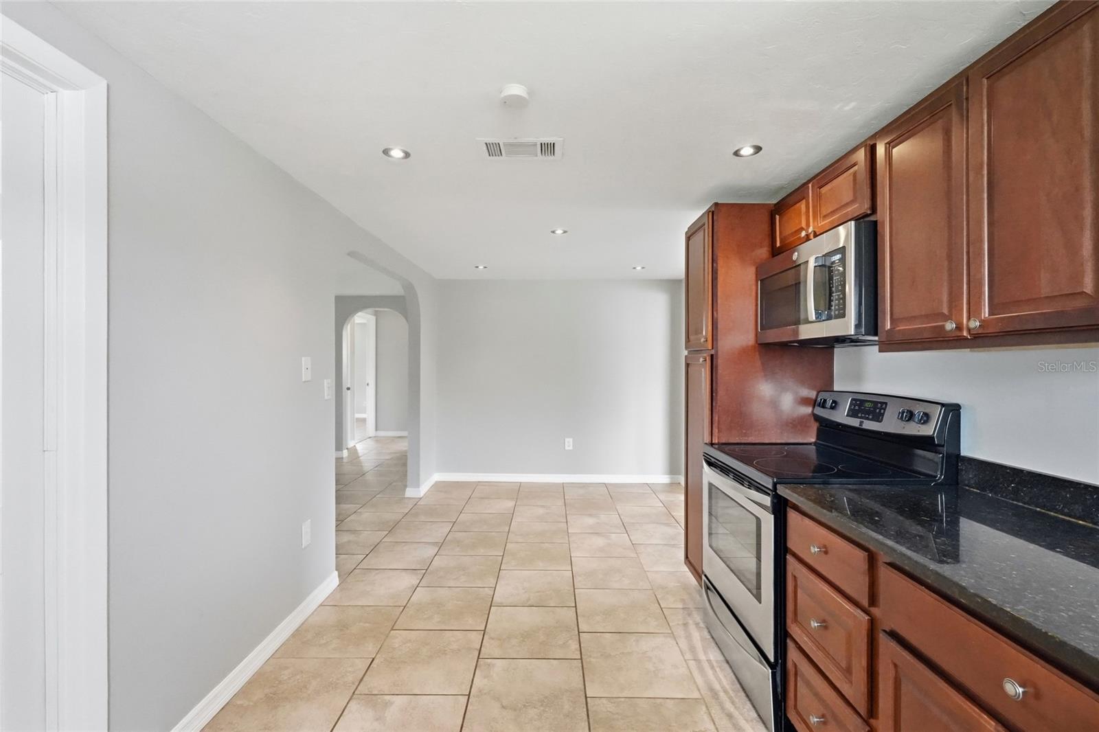 935 EVEREST RD — photo 26