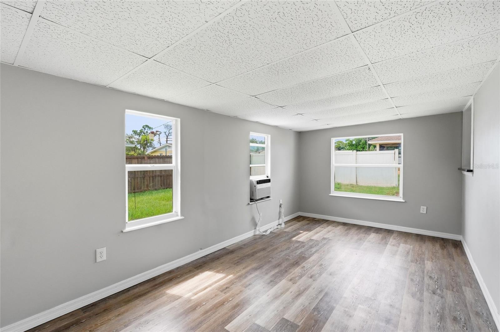 935 EVEREST RD — photo 31