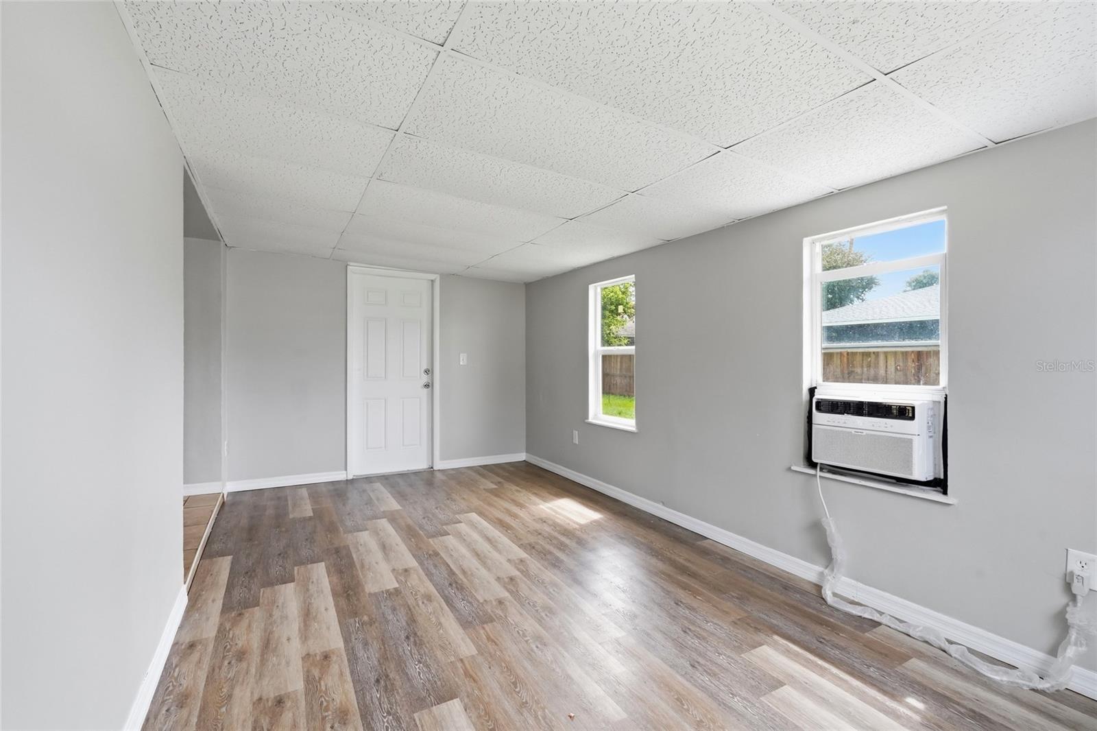 935 EVEREST RD — photo 32