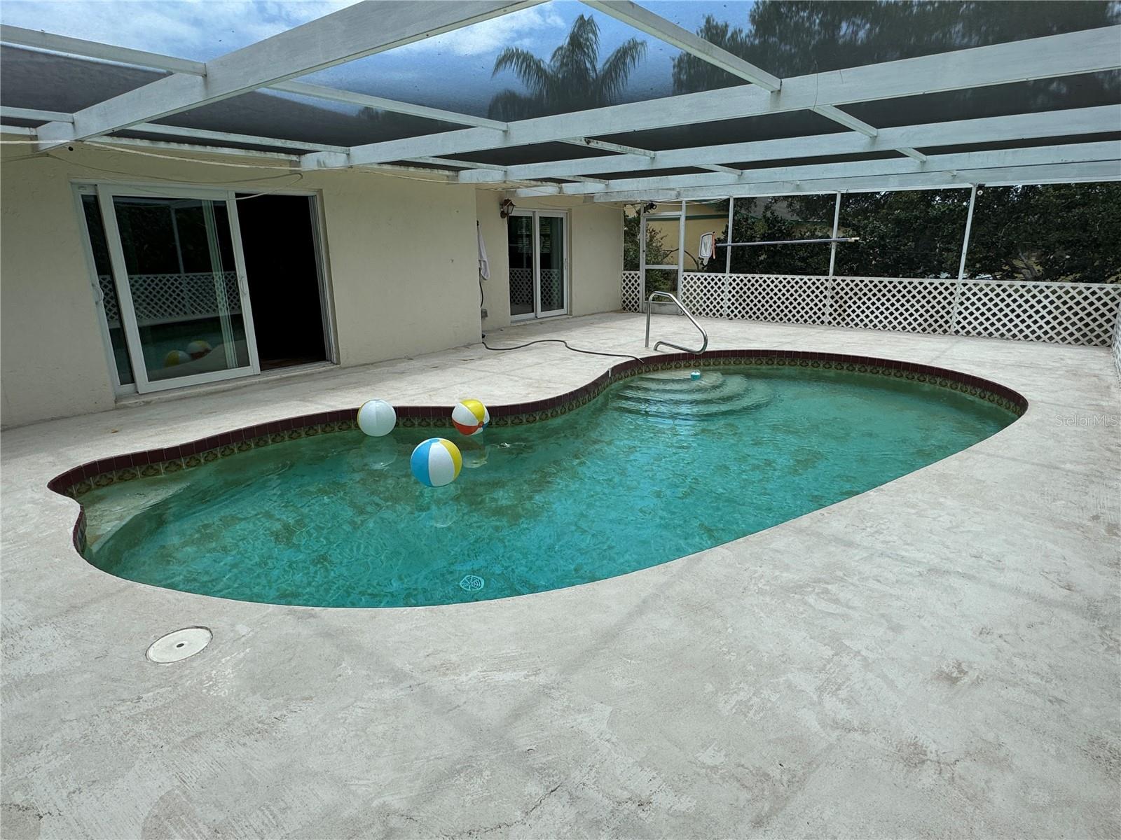 147 HOURGLASS DR — photo 24