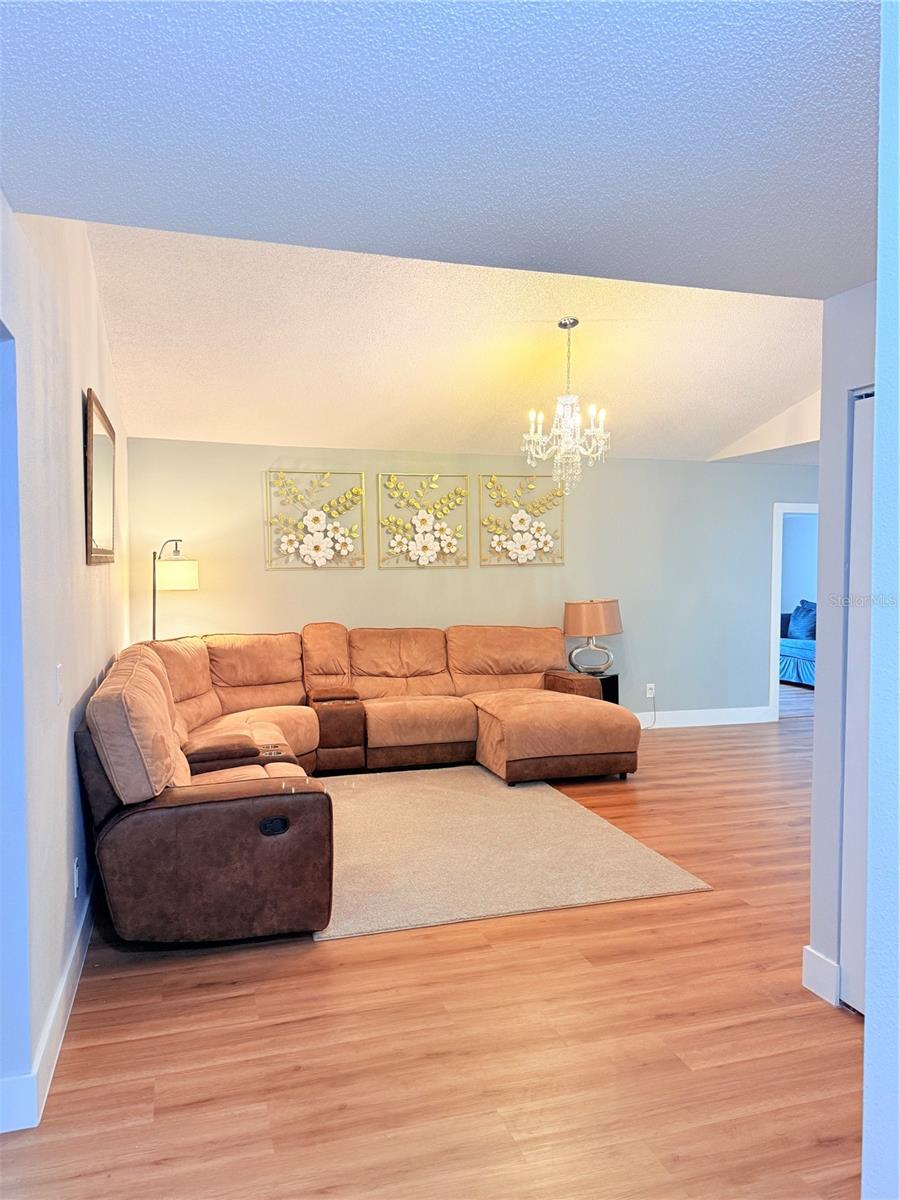 2130 REDLEAF DR — photo 4