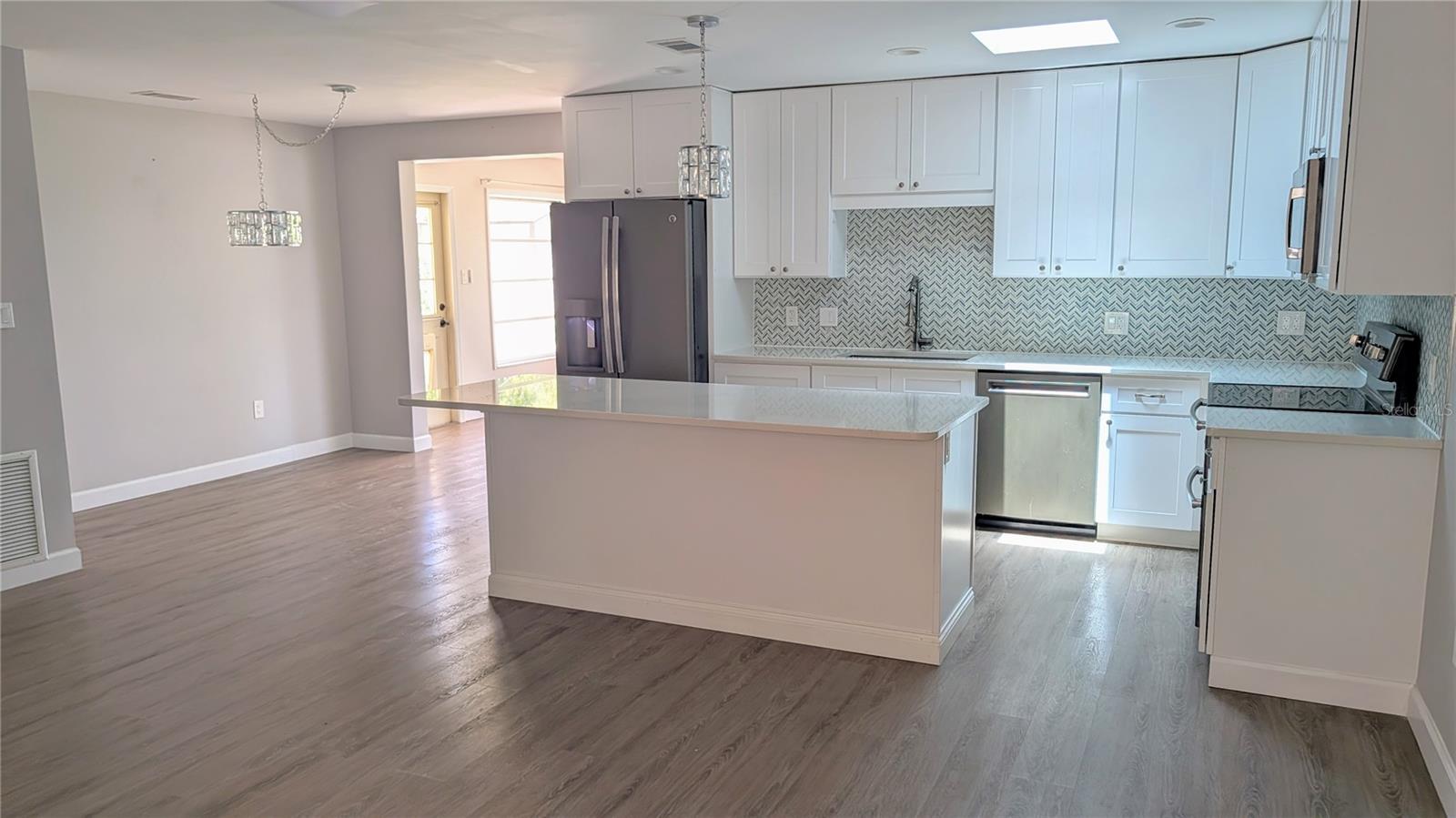 1406 S VENICE BLVD — photo 9