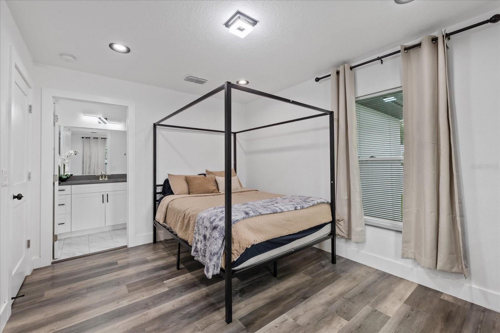 3209 E HANNA AVE — photo 21