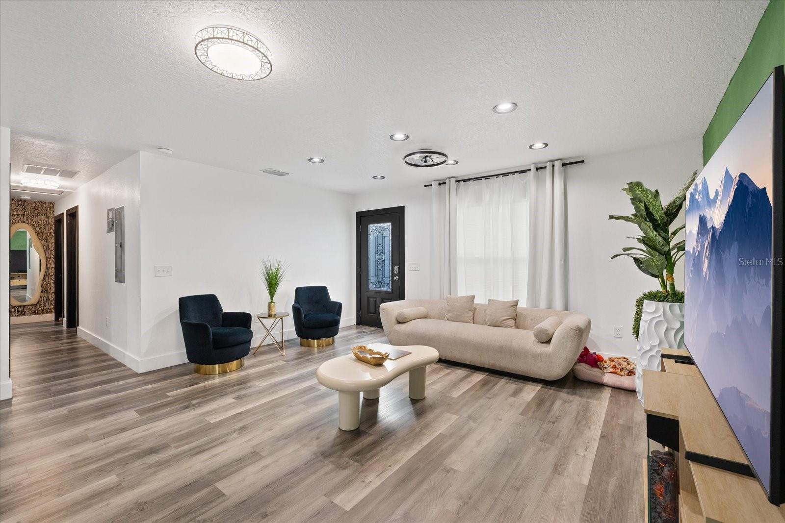3209 E HANNA AVE — photo 11